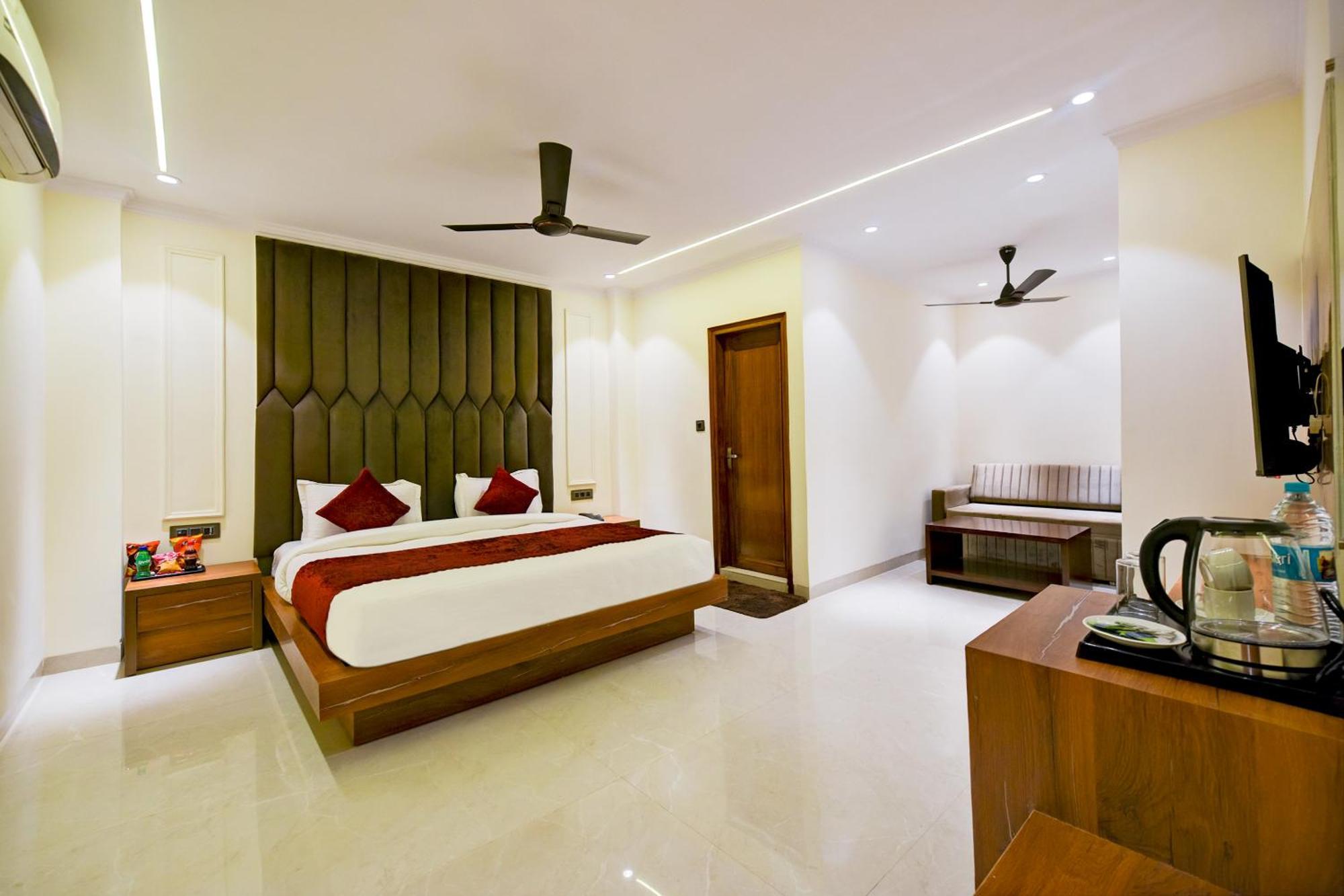 Hotel Surya Plaza New Delhi Extérieur photo