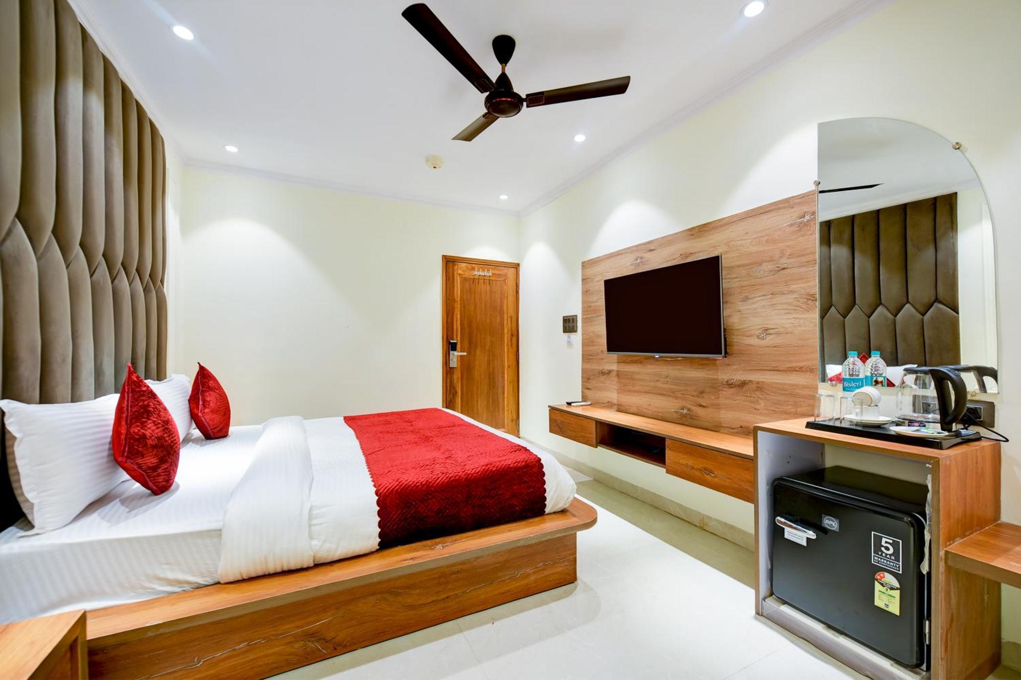 Hotel Surya Plaza New Delhi Extérieur photo