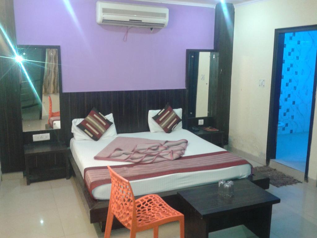 Hotel Surya Plaza New Delhi Extérieur photo