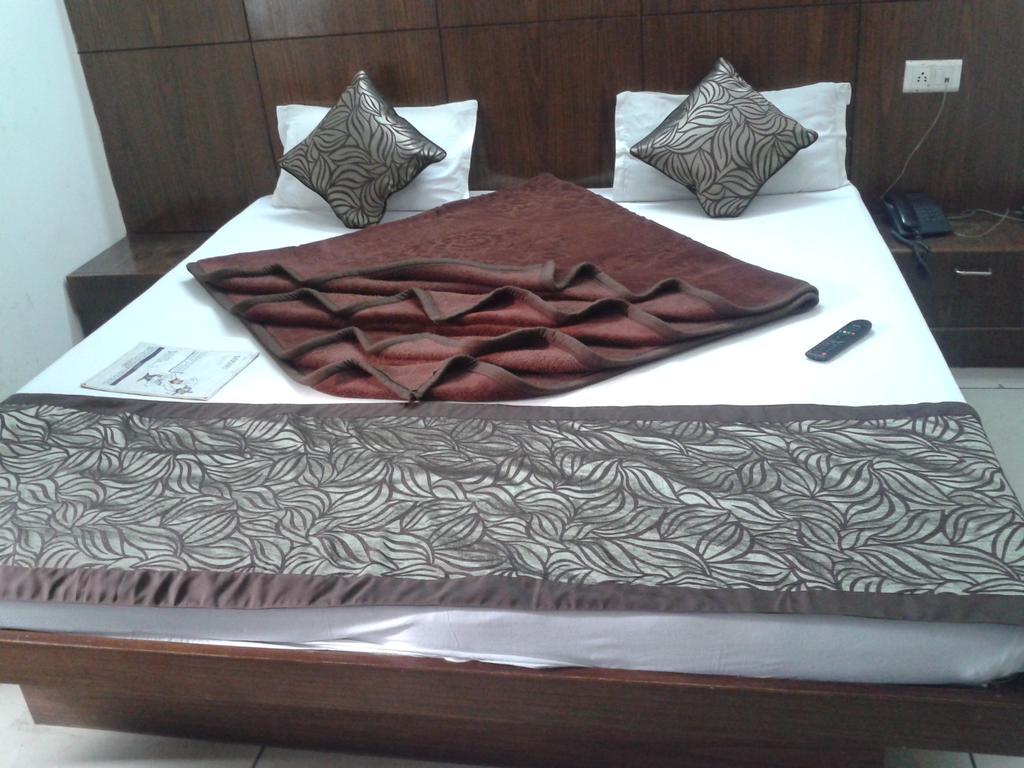 Hotel Surya Plaza New Delhi Extérieur photo