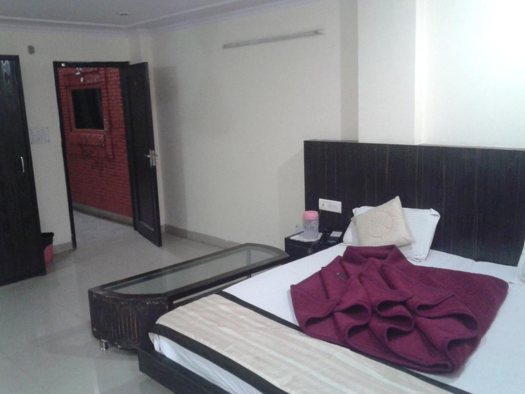Hotel Surya Plaza New Delhi Extérieur photo