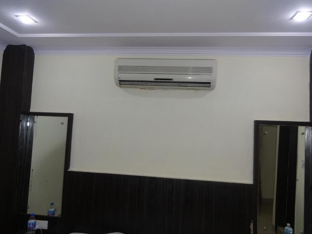 Hotel Surya Plaza New Delhi Extérieur photo