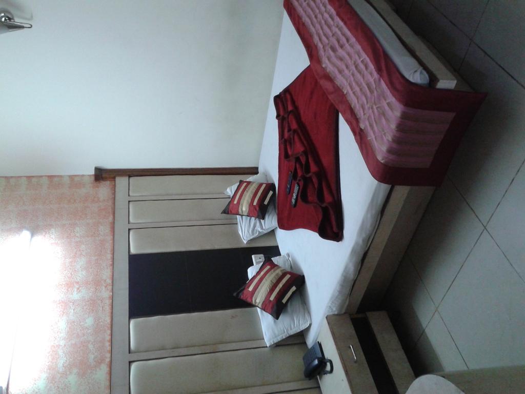 Hotel Surya Plaza New Delhi Extérieur photo