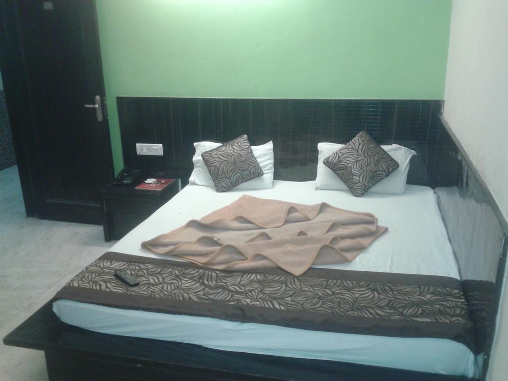Hotel Surya Plaza New Delhi Extérieur photo