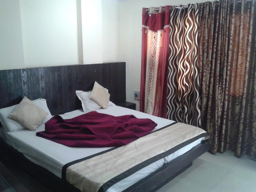 Hotel Surya Plaza New Delhi Extérieur photo