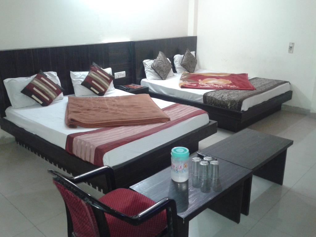 Hotel Surya Plaza New Delhi Chambre photo