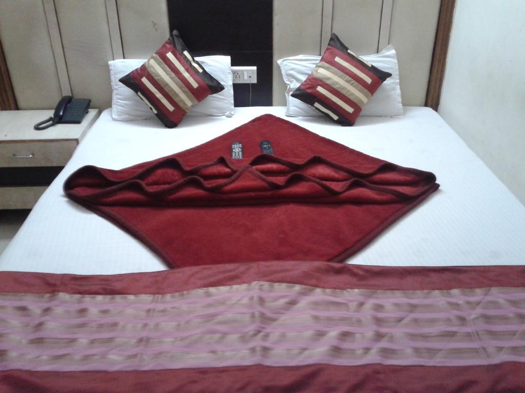 Hotel Surya Plaza New Delhi Extérieur photo