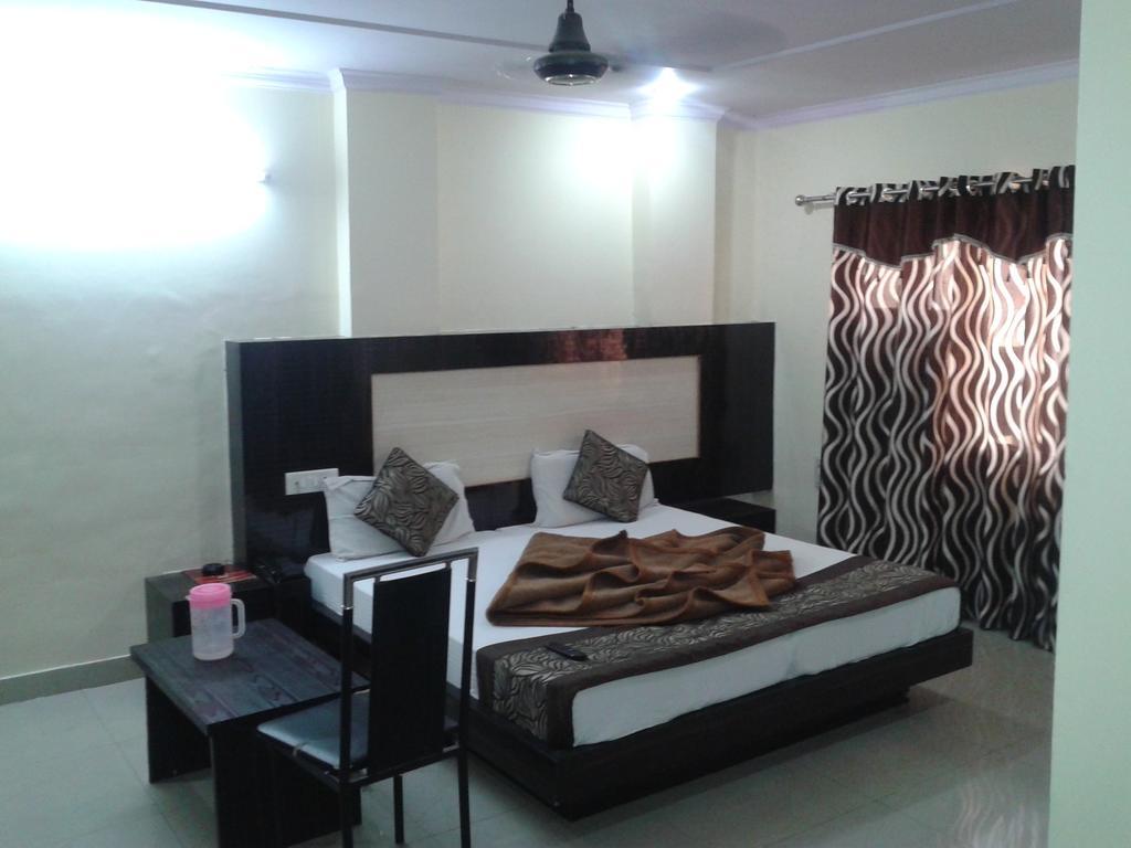 Hotel Surya Plaza New Delhi Extérieur photo